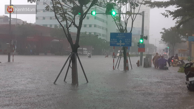 Đà Nẵng: Phố biến thành sông, hàng loạt nhà dân ngập trong “biển nước” sau trận mưa lớn - Ảnh 11.