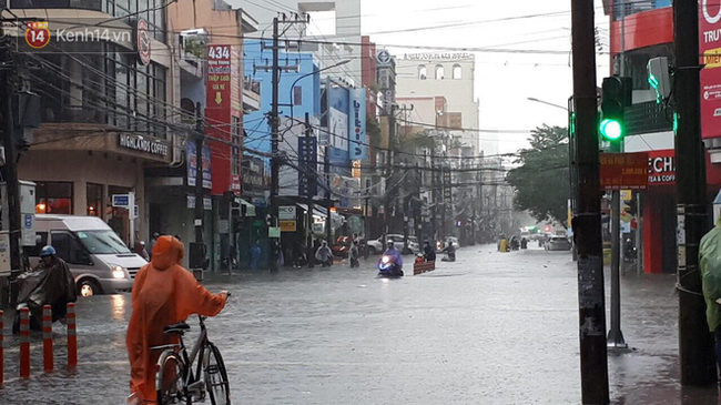 Đà Nẵng: Phố biến thành sông, hàng loạt nhà dân ngập trong “biển nước” sau trận mưa lớn - Ảnh 13.
