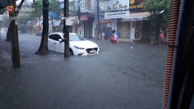 Đà Nẵng: Phố biến thành sông, hàng loạt nhà dân ngập trong “biển nước” sau trận mưa lớn - Ảnh 14.