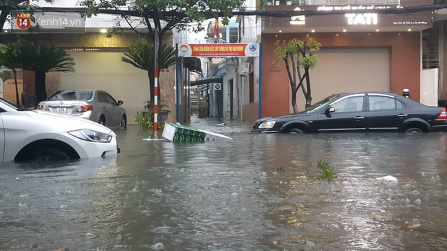 Đà Nẵng: Phố biến thành sông, hàng loạt nhà dân ngập trong “biển nước” sau trận mưa lớn - Ảnh 2.