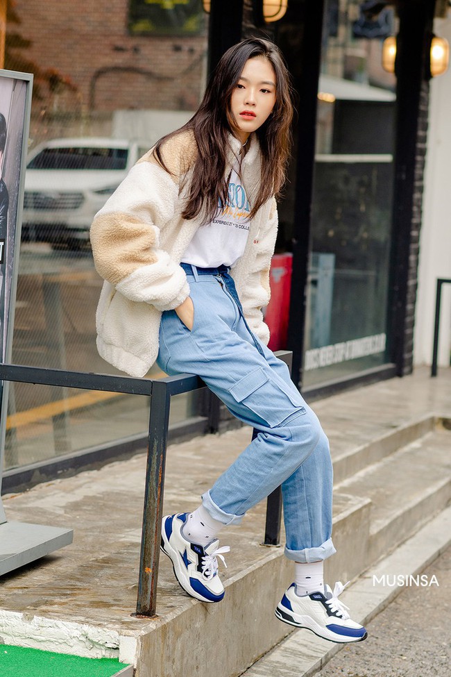 Street style giới trẻ Hàn mang đến kho bí kíp mặc nhồi mà vẫn trendy hết nấc ngày mưa rét, nhất là loạt công thức với áo phao - Ảnh 2.