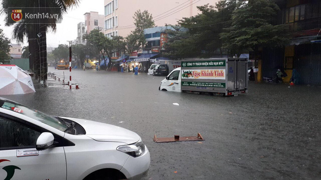 Đà Nẵng: Phố biến thành sông, hàng loạt nhà dân ngập trong “biển nước” sau trận mưa lớn - Ảnh 15.