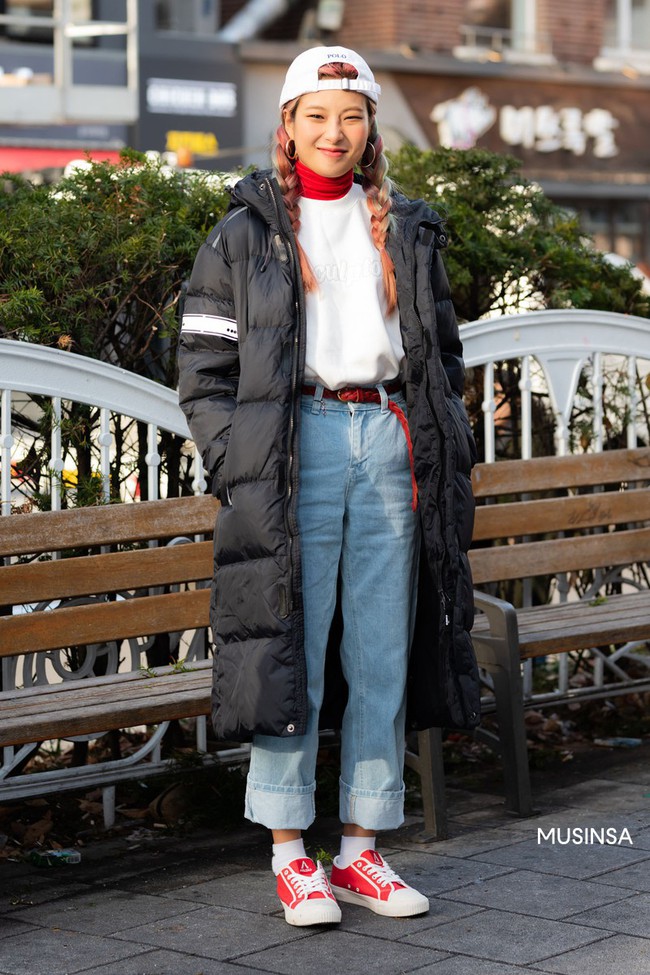 Street style giới trẻ Hàn mang đến kho bí kíp mặc nhồi mà vẫn trendy hết nấc ngày mưa rét, nhất là loạt công thức với áo phao - Ảnh 3.