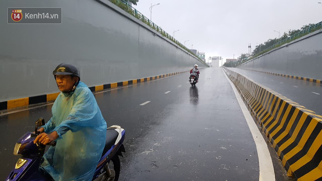 Đà Nẵng: Hầm chui 118 tỷ đồng bị ngập nặng, đường vào sân bay bị nước bủa vây, hàng loạt phương tiện chết máy - Ảnh 3.