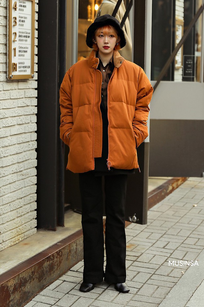 Street style giới trẻ Hàn mang đến kho bí kíp mặc nhồi mà vẫn trendy hết nấc ngày mưa rét, nhất là loạt công thức với áo phao - Ảnh 5.
