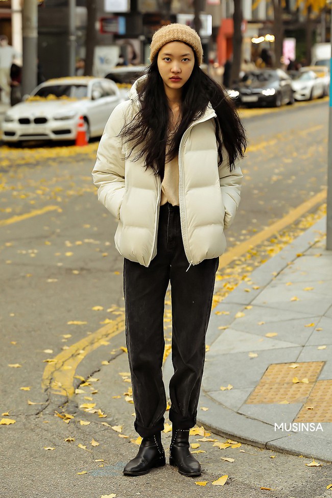 Street style giới trẻ Hàn mang đến kho bí kíp mặc nhồi mà vẫn trendy hết nấc ngày mưa rét, nhất là loạt công thức với áo phao - Ảnh 6.