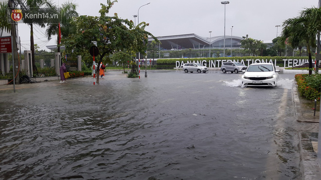 Đà Nẵng: Hầm chui 118 tỷ đồng bị ngập nặng, đường vào sân bay bị nước bủa vây, hàng loạt phương tiện chết máy - Ảnh 6.