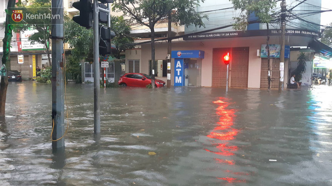 Đà Nẵng: Phố biến thành sông, hàng loạt nhà dân ngập trong “biển nước” sau trận mưa lớn - Ảnh 5.