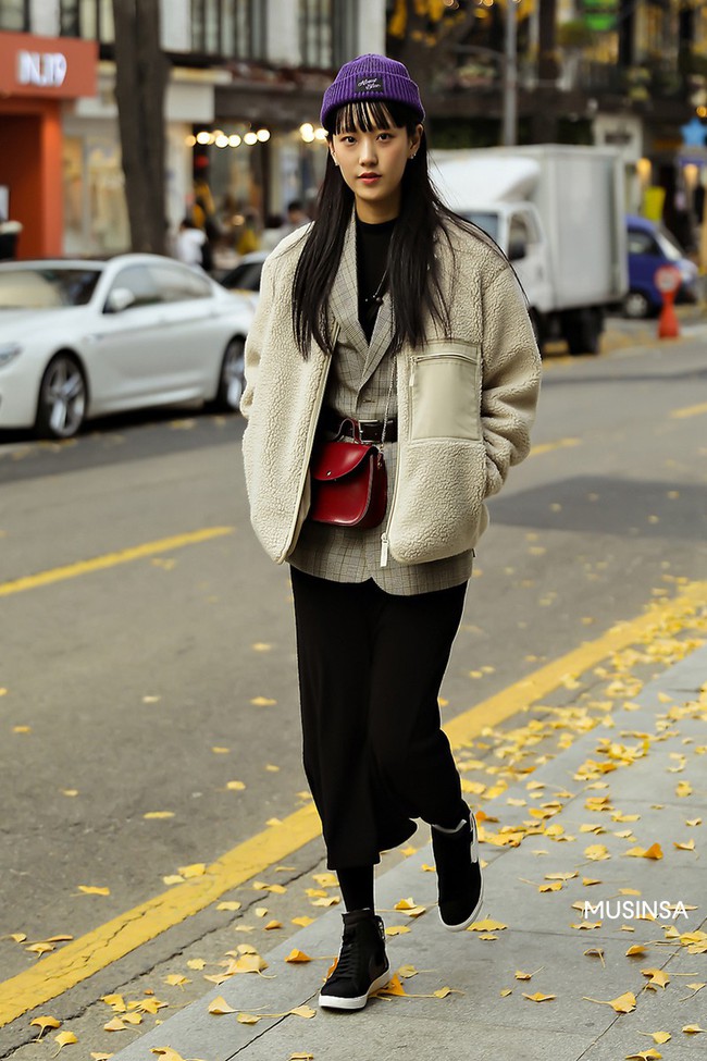 Street style giới trẻ Hàn mang đến kho bí kíp mặc nhồi mà vẫn trendy hết nấc ngày mưa rét, nhất là loạt công thức với áo phao - Ảnh 7.