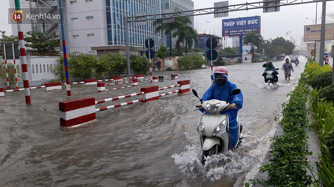 Đà Nẵng: Hầm chui 118 tỷ đồng bị ngập nặng, đường vào sân bay bị nước bủa vây, hàng loạt phương tiện chết máy - Ảnh 7.