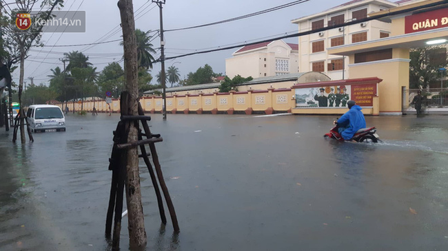 Đà Nẵng: Phố biến thành sông, hàng loạt nhà dân ngập trong “biển nước” sau trận mưa lớn - Ảnh 7.