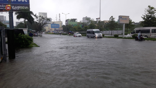 Đà Nẵng: Hầm chui 118 tỷ đồng bị ngập nặng, đường vào sân bay bị nước bủa vây, hàng loạt phương tiện chết máy - Ảnh 9.
