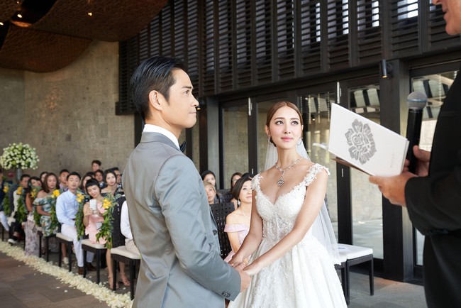 Tài tử TVB kết hôn nhưng điều đáng chú ý chính là nhan sắc tựa nữ thần cùng váy cưới lộng lẫy của cô vợ kém 22 tuổi - Ảnh 2.