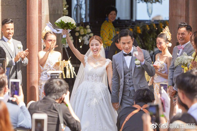 Tài tử TVB kết hôn nhưng điều đáng chú ý chính là nhan sắc tựa nữ thần cùng váy cưới lộng lẫy của cô vợ kém 22 tuổi - Ảnh 4.