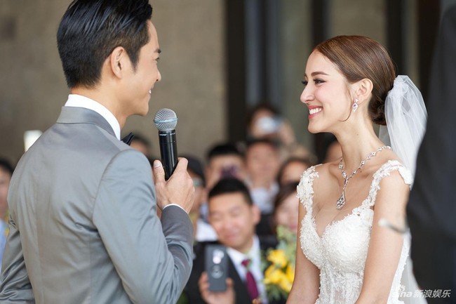 Tài tử TVB kết hôn nhưng điều đáng chú ý chính là nhan sắc tựa nữ thần cùng váy cưới lộng lẫy của cô vợ kém 22 tuổi - Ảnh 3.