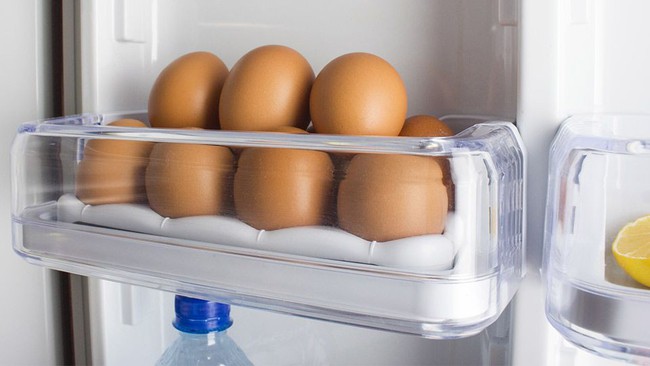 Bạn nghĩ mình sáng suốt khi cất trứng ở vị trí này trong tủ lạnh nhưng thật ra là sai bét nhè, đổi ngay trước khi trứng hỏng hàng loạt - Ảnh 1.