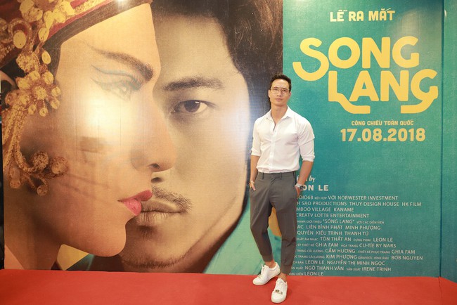 Vắng Hồ Ngọc Hà, Kim Lý lẻ bóng trên thảm đỏ ra mắt phim cải lương Song Lang - Ảnh 1.
