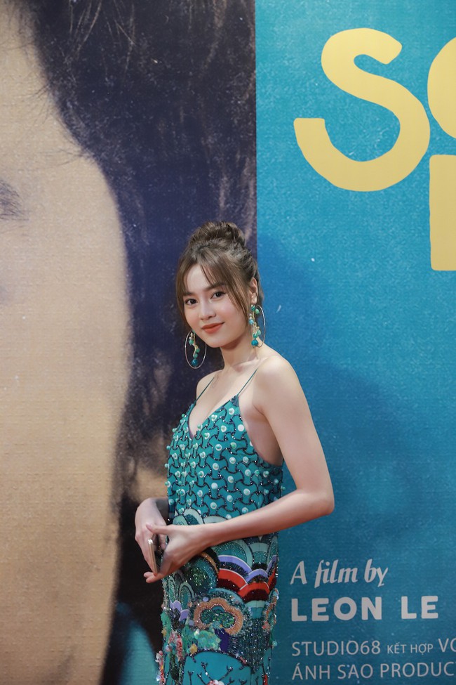 Vắng Hồ Ngọc Hà, Kim Lý lẻ bóng trên thảm đỏ ra mắt phim cải lương Song Lang - Ảnh 8.