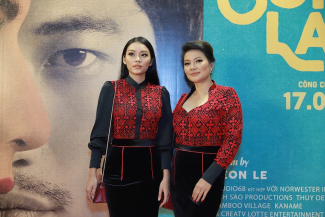 Vắng Hồ Ngọc Hà, Kim Lý lẻ bóng trên thảm đỏ ra mắt phim cải lương Song Lang - Ảnh 13.