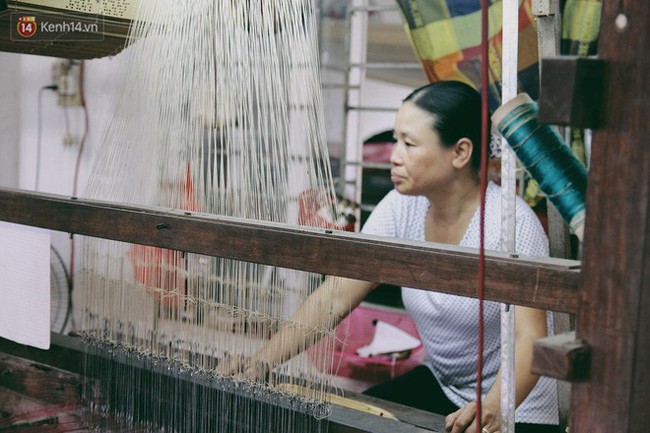 Người phụ nữ Hà Nội đầu tiên dệt lụa từ tơ sen: 4.800 cuống sen cho một chiếc khăn quàng cổ dài 1,7 mét - Ảnh 16.