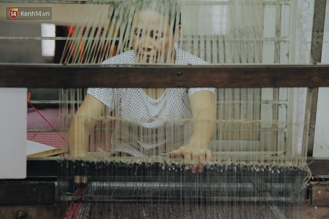 Người phụ nữ Hà Nội đầu tiên dệt lụa từ tơ sen: 4.800 cuống sen cho một chiếc khăn quàng cổ dài 1,7 mét - Ảnh 3.