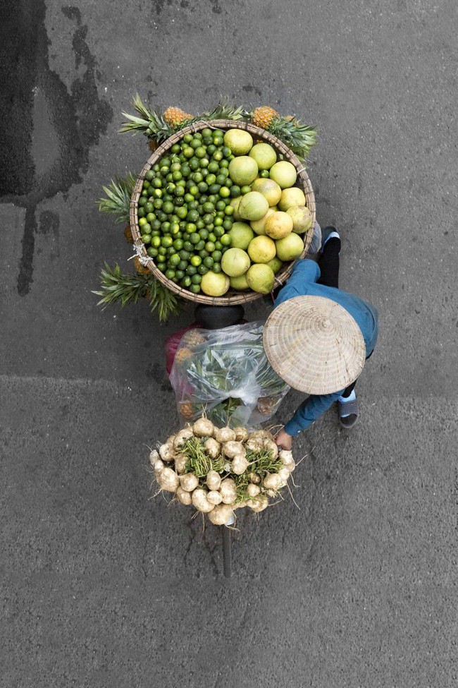 Sau Cầu Vàng, những bức chụp người bán hàng rong Hà Nội hút hồn các nhiếp ảnh gia thế giới - Ảnh 5. Sau Cầu Vàng, những bức chụp người bán hàng rong Hà Nội hút hồn các nhiếp ảnh gia thế giới - Ảnh 5.