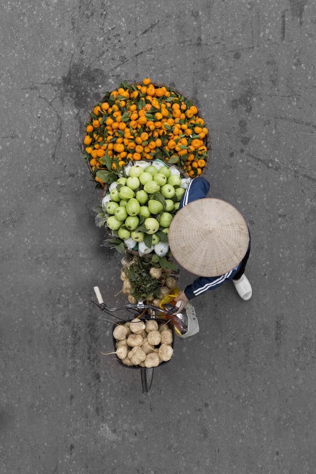 Sau Cầu Vàng, những bức chụp người bán hàng rong Hà Nội hút hồn các nhiếp ảnh gia thế giới - Ảnh 6. Sau Cầu Vàng, những bức chụp người bán hàng rong Hà Nội hút hồn các nhiếp ảnh gia thế giới - Ảnh 6.