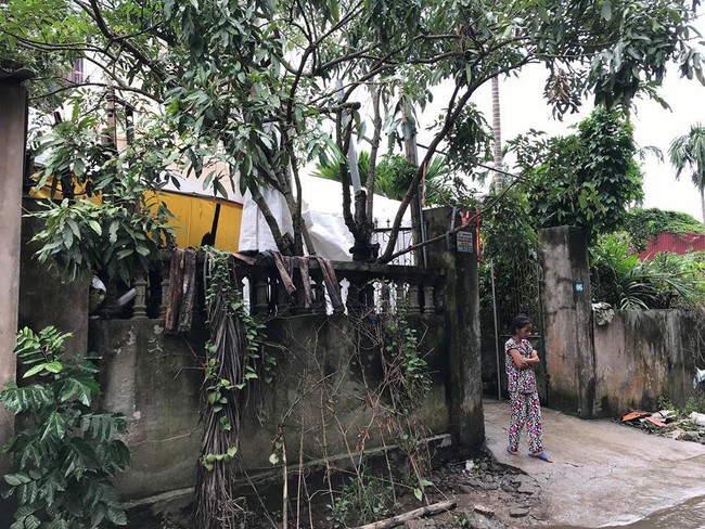 Vụ 2 vợ chồng bị sát hại ở Hưng Yên: Công an phát loa, dán thông báo đặc điểm nhận dạng nghi phạm - Ảnh 1. Vụ 2 vợ chồng bị sát hại ở Hưng Yên: Công an phát loa, dán thông báo đặc điểm nhận dạng nghi phạm - Ảnh 1.