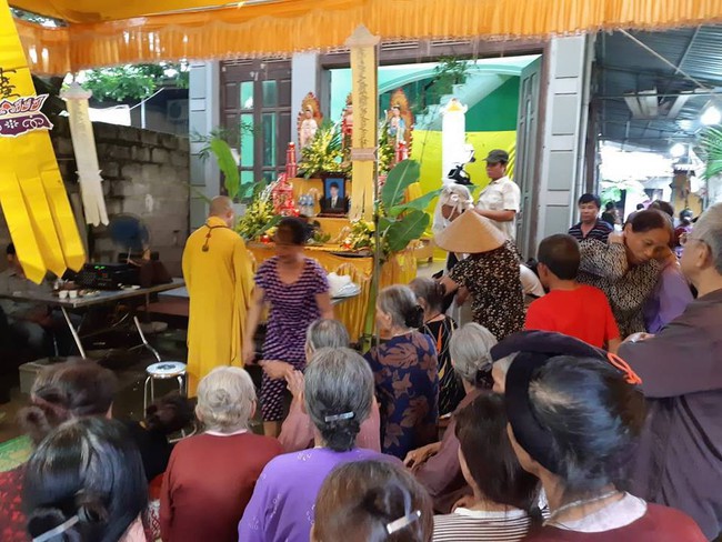 Vụ 2 vợ chồng bị sát hại ở Hưng Yên: Công an phát loa, dán thông báo đặc điểm nhận dạng nghi phạm - Ảnh 4. Vụ 2 vợ chồng bị sát hại ở Hưng Yên: Công an phát loa, dán thông báo đặc điểm nhận dạng nghi phạm - Ảnh 4.