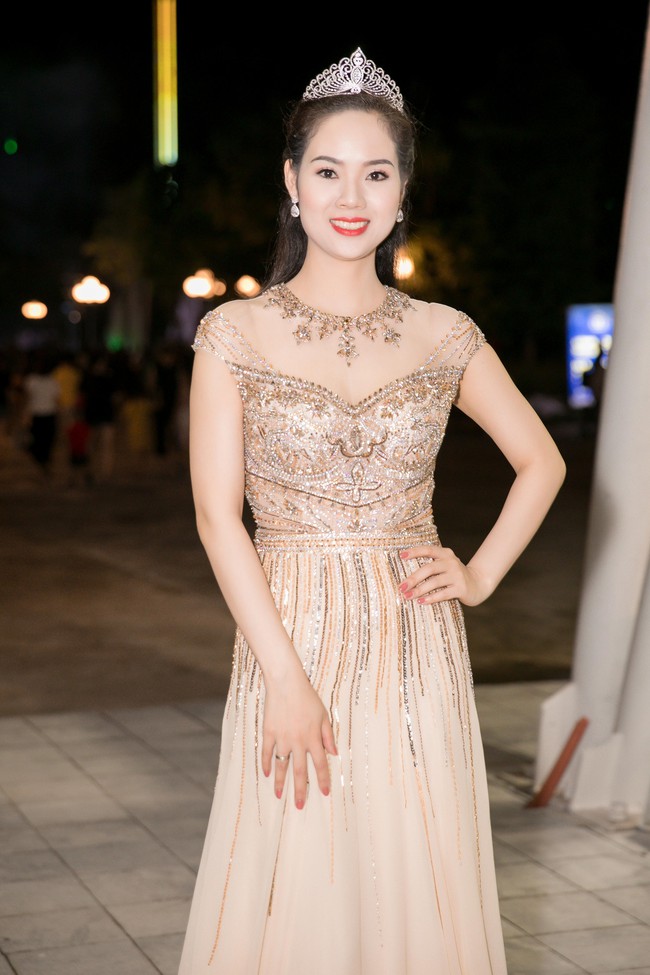 Á hậu Huyền My diện váy đỏ rực chặt chém loạt Hoa hậu Việt tại thảm đỏ Gala 30 năm Hoa hậu Việt Nam  - Ảnh 2.