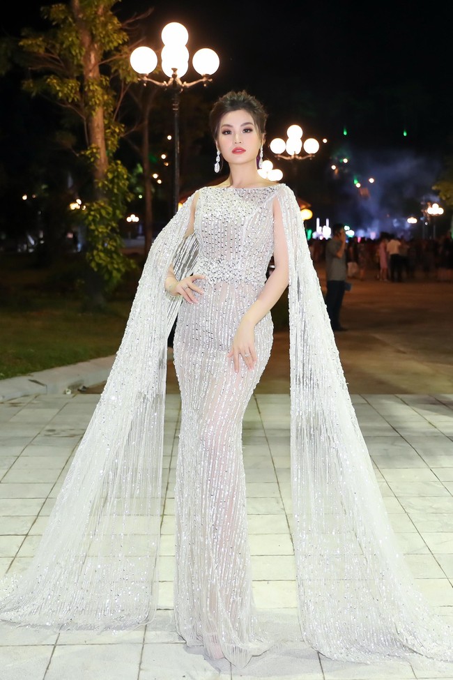 Á hậu Huyền My diện váy đỏ rực chặt chém loạt Hoa hậu Việt tại thảm đỏ Gala 30 năm Hoa hậu Việt Nam  - Ảnh 4.
