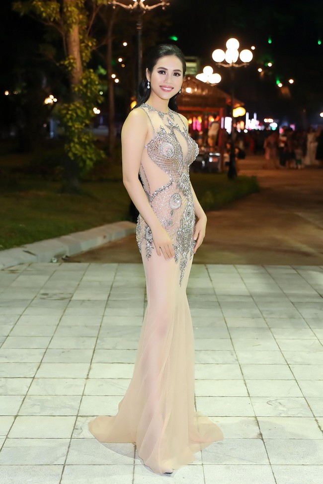 Á hậu Huyền My diện váy đỏ rực chặt chém loạt Hoa hậu Việt tại thảm đỏ Gala 30 năm Hoa hậu Việt Nam  - Ảnh 5.