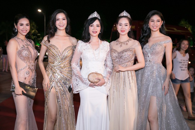 Á hậu Huyền My diện váy đỏ rực chặt chém loạt Hoa hậu Việt tại thảm đỏ Gala 30 năm Hoa hậu Việt Nam  - Ảnh 1.