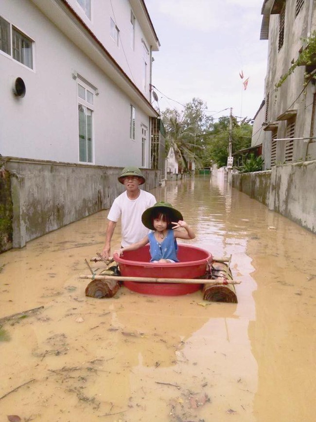 Làm siêu du thuyền từ hai cây chuối, một cái thau, người ông này đã có thể khiến cháu gái mình cười vui suốt cả mùa lũ - Ảnh 2.