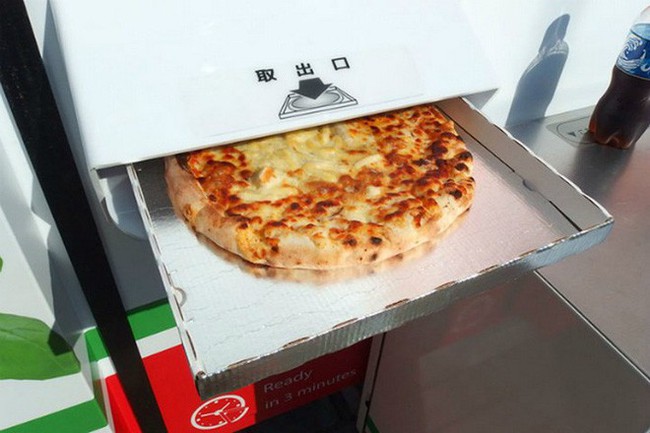 Ở Nhật Bản có cả máy bán pizza tự động, chẳng cần lo cửa hàng đóng cửa, cứ ra mua là có - Ảnh 2. Ở Nhật Bản có cả máy bán pizza tự động, chẳng cần lo cửa hàng đóng cửa, cứ ra mua là có - Ảnh 2.