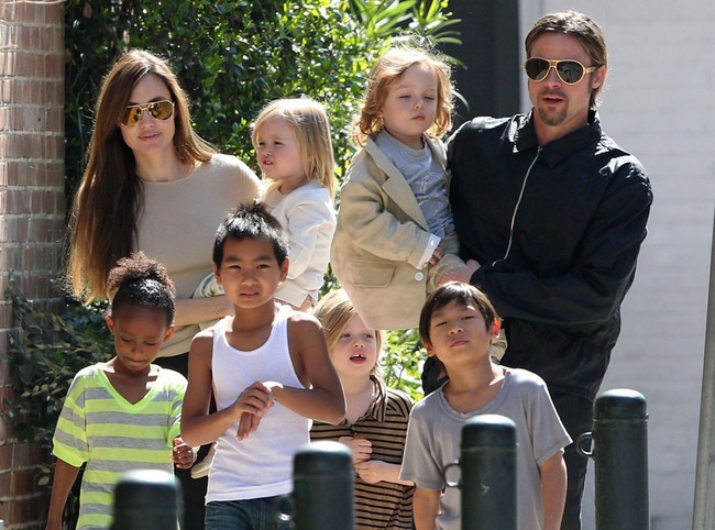 Anglina Jolie khiến 6 người con cảm thấy tồi tệ và áp lực khi bị mẹ lôi vào cuộc chiến ly hôn với bố Brad Pitt - Ảnh 2.