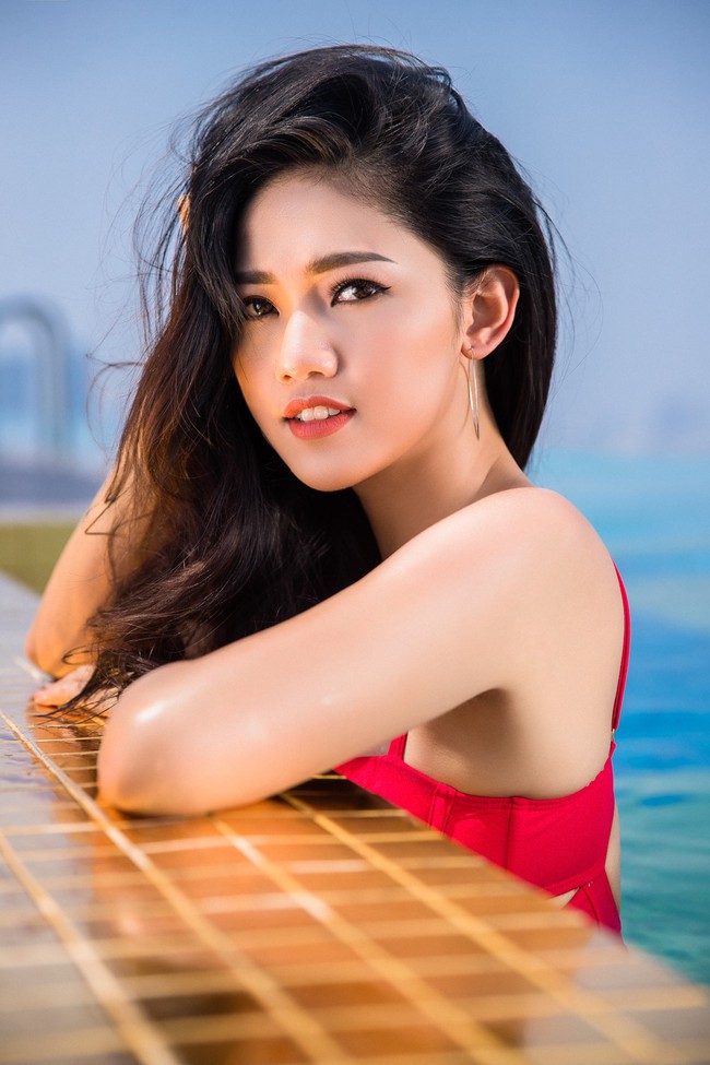 Đỗ Mỹ Linh, Thùy Dung, Thanh Tú gây ngỡ ngàng khi diện bikini nóng bỏng mắt trong bể bơi dát vàng - Ảnh 13.