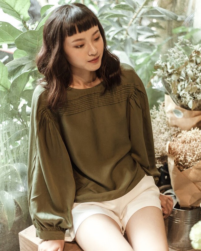 20 mẫu áo blouse siêu xinh từ các thương hiệu Việt chắc chắn sẽ đốn tim nàng trong những ngày giao mùa mát lịm - Ảnh 12.