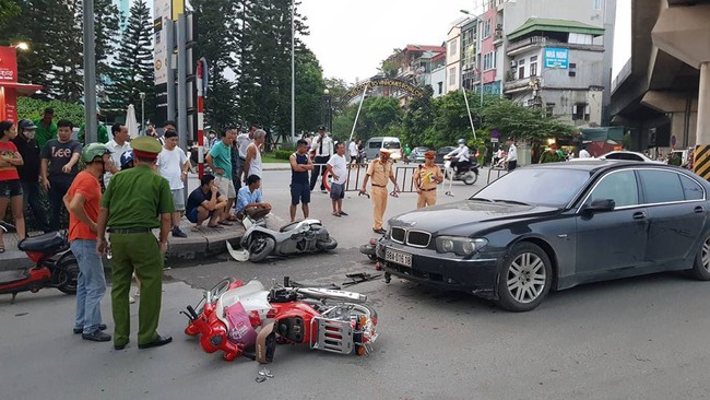 Hà Nội: Nữ tài xế BMW đâm hàng loạt phương tiện và kéo lê 2 cháu nhỏ - Ảnh 3.