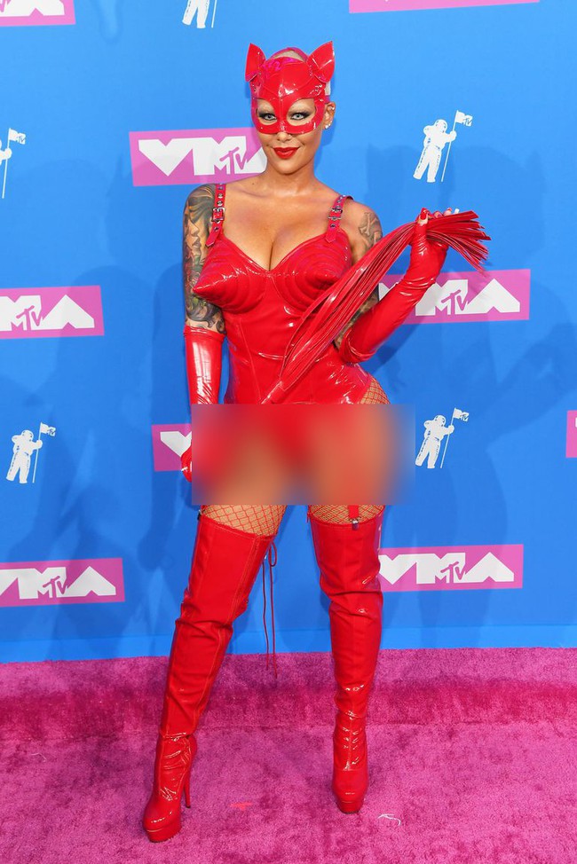 Thảm đỏ MTV VMAs 2018: Kẻ gây sốc với trang phục vừa hở hang lại dị dợm, người thành soái ca chỉ với sơ mi trắng - Ảnh 1.