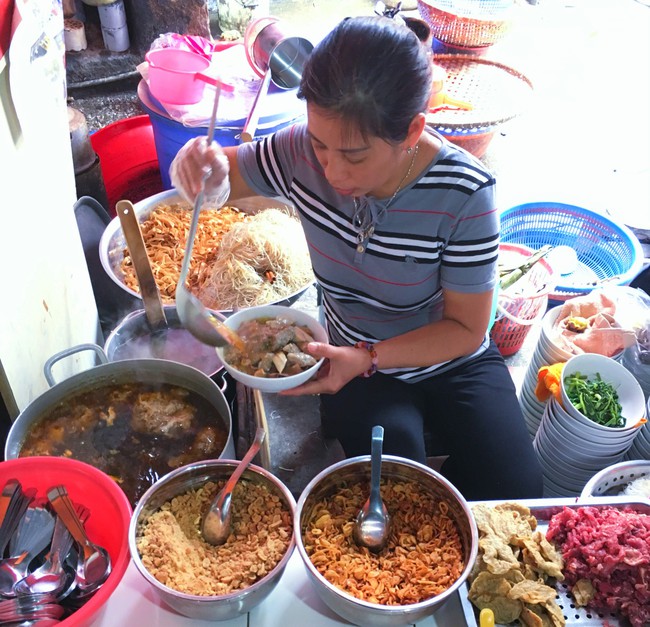 Khám phá quán bánh đa cua 25 năm tuổi trong chợ Châu Long khiến nhiều người khen tặng bánh đa cua ngon nhất Hà Nội - Ảnh 3.