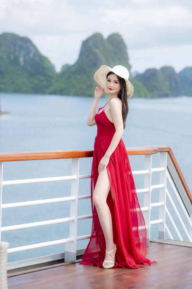 Cô gái cao nhất Hoa Hậu Việt Nam gây chú ý vì từng đi phụ hồ giờ lại điệu đà như công chúa trên du thuyền sang chảnh - Ảnh 6.