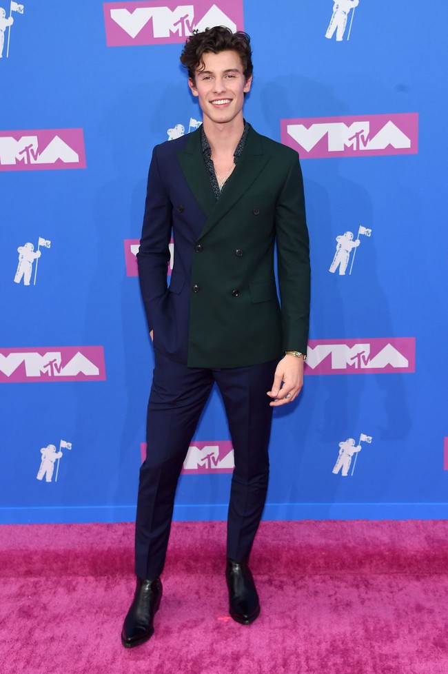 Thảm đỏ MTV VMAs 2018: Kẻ gây sốc với trang phục vừa hở hang lại dị dợm, người thành soái ca chỉ với sơ mi trắng - Ảnh 8.