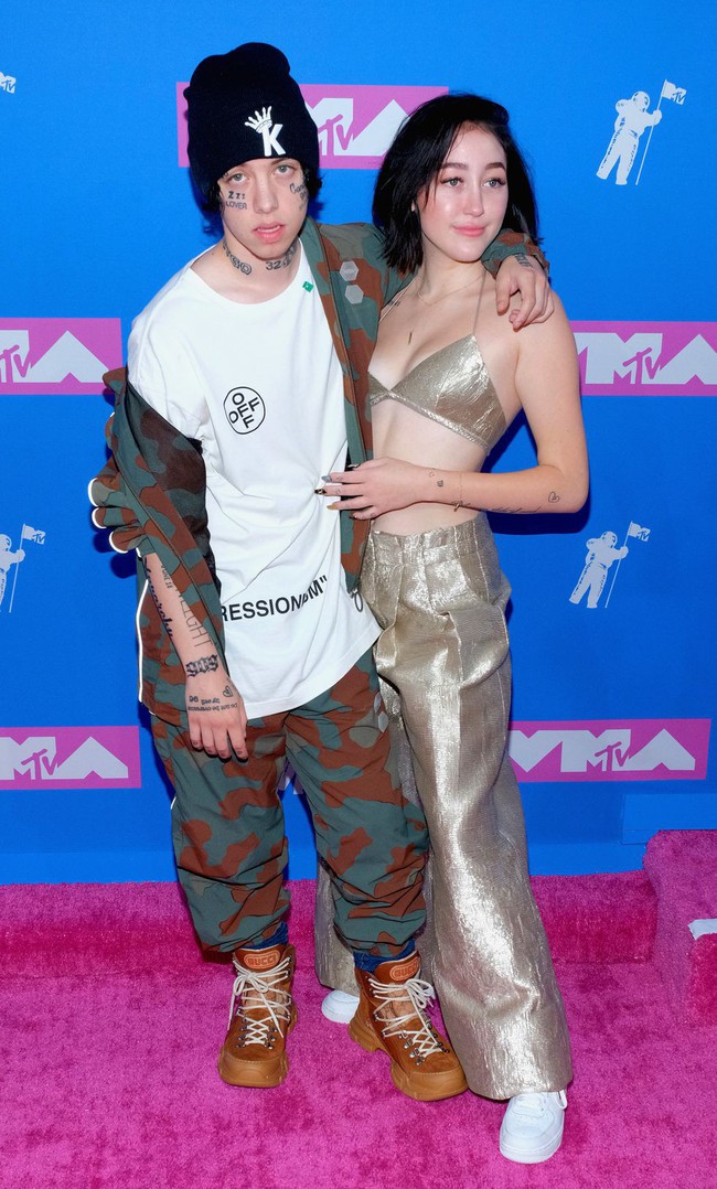 Thảm đỏ MTV VMAs 2018: Kẻ gây sốc với trang phục vừa hở hang lại dị dợm, người thành soái ca chỉ với sơ mi trắng - Ảnh 12.