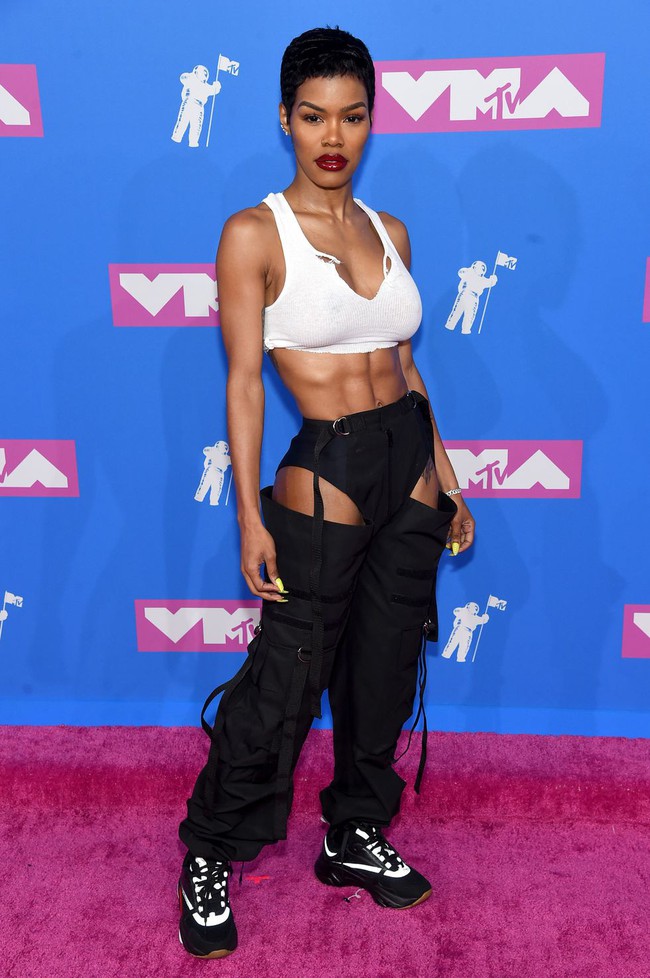 Thảm đỏ MTV VMAs 2018: Kẻ gây sốc với trang phục vừa hở hang lại dị dợm, người thành soái ca chỉ với sơ mi trắng - Ảnh 2.
