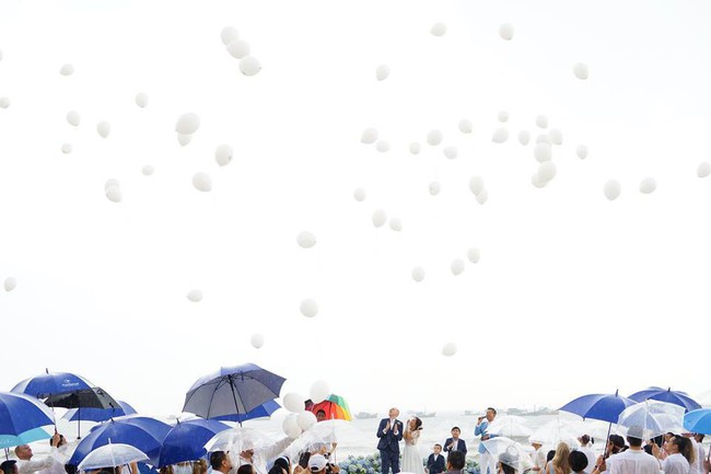 Lý Thanh Thảo Mùi ngò gai tổ chức đám cưới lãng mạn với chồng Tây ở bãi biển - Ảnh 2.