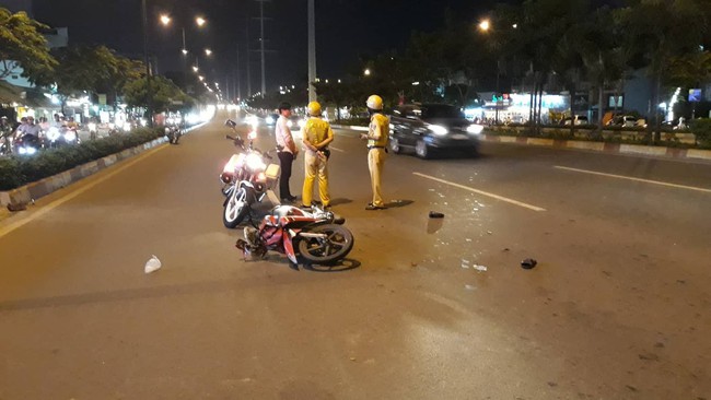 TP. HCM: Bất chấp hiệu lệnh dừng khi chạy vào làn ô tô, thanh niên phóng xe tông CSGT bị thương - Ảnh 2.