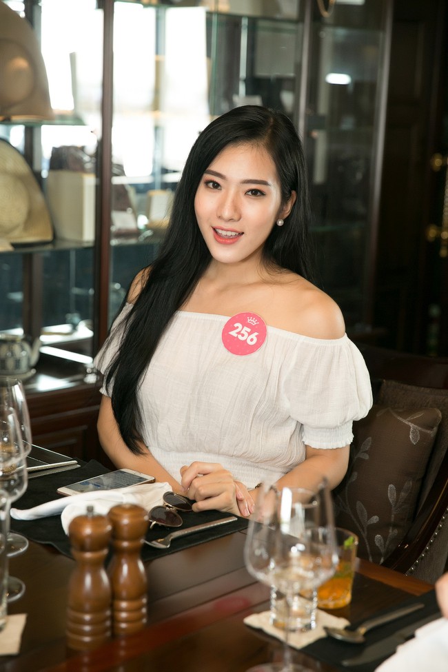 Cô gái cao nhất Hoa Hậu Việt Nam gây chú ý vì từng đi phụ hồ giờ lại điệu đà như công chúa trên du thuyền sang chảnh - Ảnh 10.