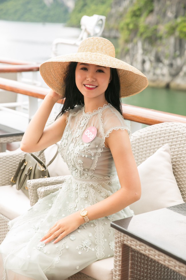 Cô gái cao nhất Hoa Hậu Việt Nam gây chú ý vì từng đi phụ hồ giờ lại điệu đà như công chúa trên du thuyền sang chảnh - Ảnh 2.