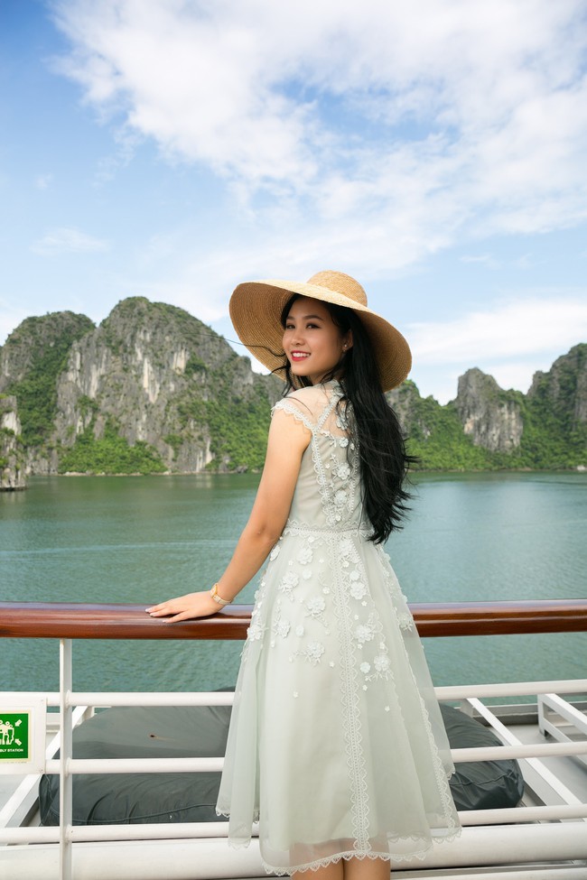 Cô gái cao nhất Hoa Hậu Việt Nam gây chú ý vì từng đi phụ hồ giờ lại điệu đà như công chúa trên du thuyền sang chảnh - Ảnh 5.